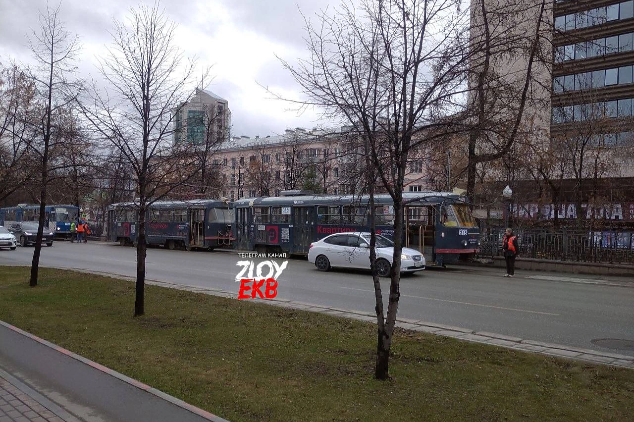 На проспекте Ленина встали трамваи