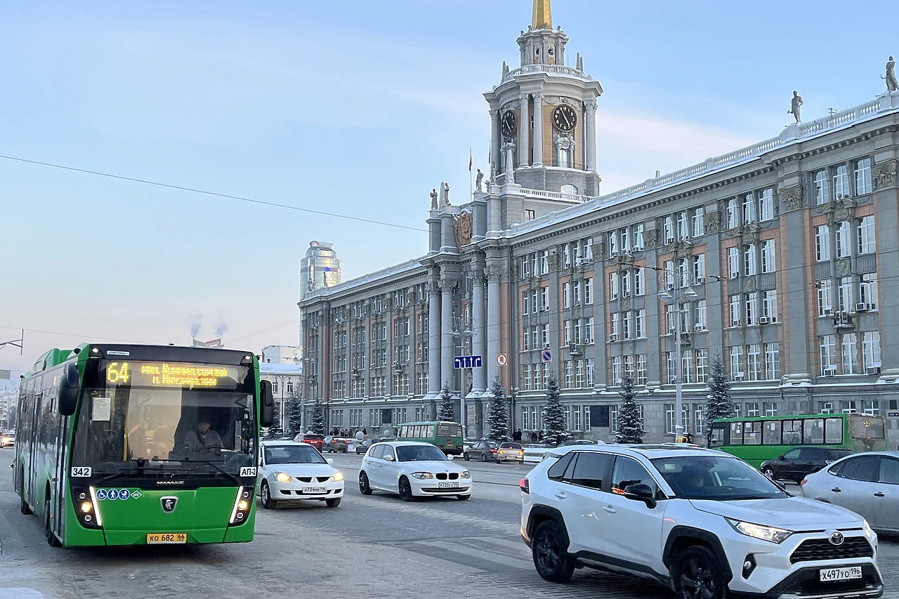 В автобусах Екатеринбурга разместили листовки с инструкцией, что делать во время атаки БПЛА