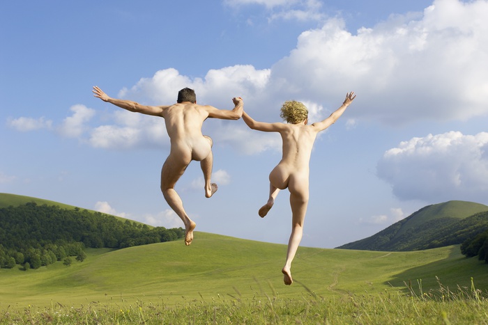 В Германии мужчина отсудил право ходить перед соседями голым
