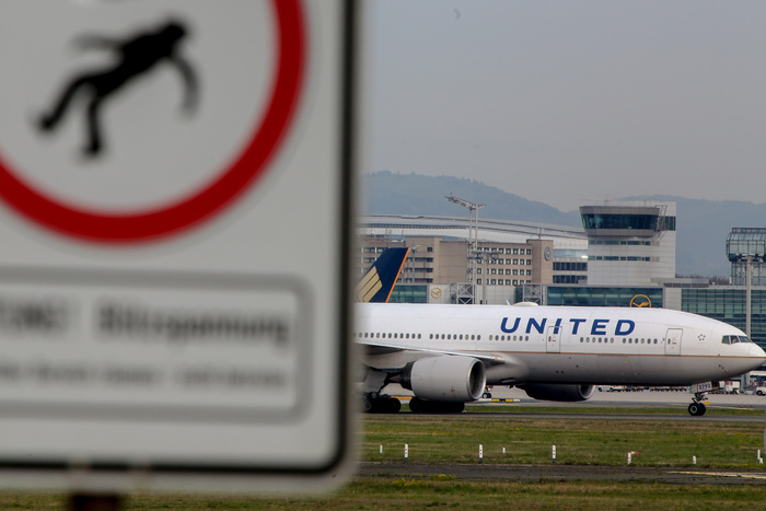 Гендиректор United Airlines отказался увольняться из-за скандала с пассажиром