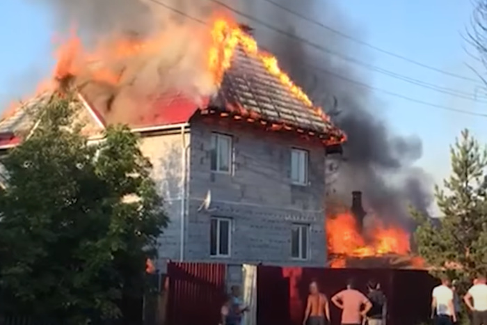 В поселке Решеты под Екатеринбургом сгорели жилые дома