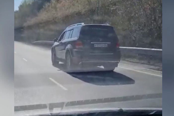 В Екатеринбурге наглый водитель Mercedes решил проучить женщину на дороге