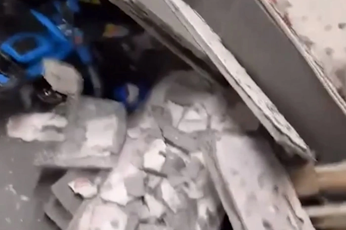 В Академическом со стены новостройки упал кусок облицовки и пробил голову мужчине