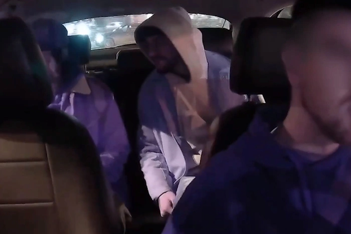 В Екатеринбурге пассажир напал на таксиста, залив ему лицо перцовкой