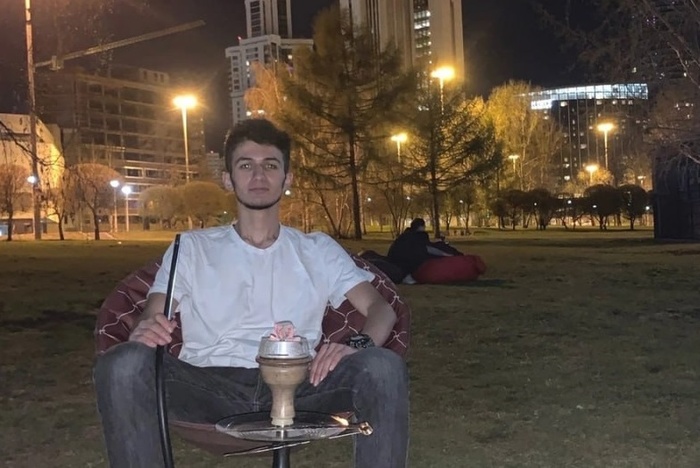 Борец с непотребствами рассказал, кто придумал притащить кальяны в сквер у Драмтеатра