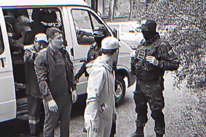 Силовики и люди в масках задержали десятки мигрантов на свердловском предприятии