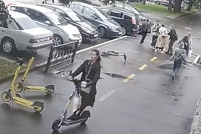 В Екатеринбурге девушка на электросамокате сбила подростка и уехала с места происшествия с невозмутимым видом