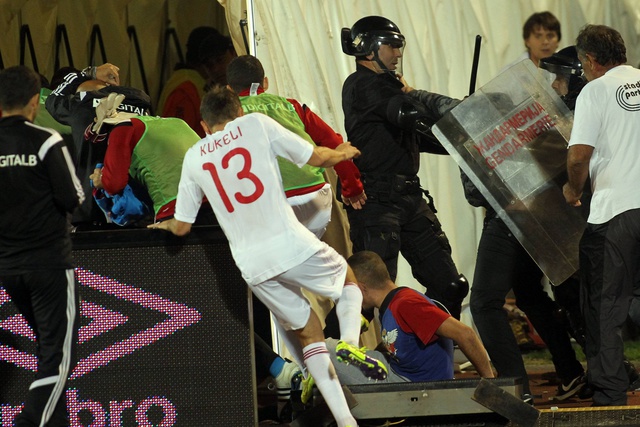 Гость VIP-ложи сорвал отборочный матч Евро-2016 между Сербией и Албанией
