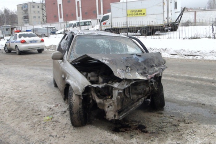 В Екатеринбурге Toyota RAV4 врезалась в толпу пешеходов на переходе, есть жертвы