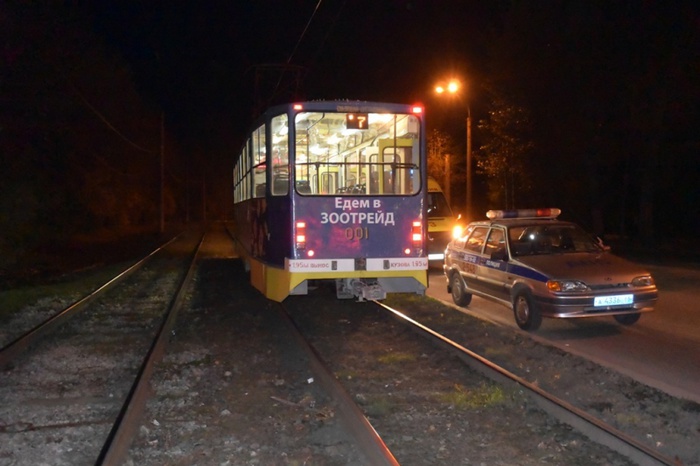 В Екатеринбурге трамвай сбил пенсионерку, шедшую в темноте по путям