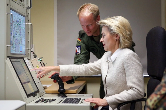 Министр обороны ФРГ призвала Трампа к жестким мерам в отношении России