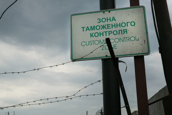 Челябинские пограничники задержали фуру со спрятанными мотоциклами и иномарками