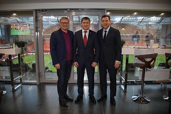Губернаторы Урала провели встречу на футбольном матче в Екатеринбурге