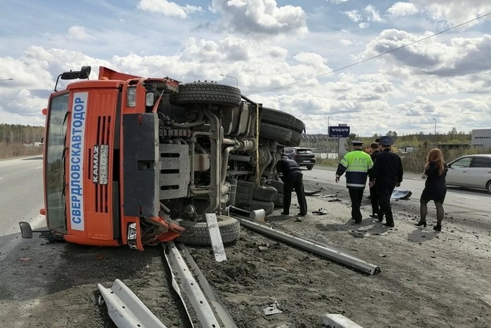 В страшном ДТП на свердловской трассе, где грузовик влетел в рабочих, погибли четыре человека
