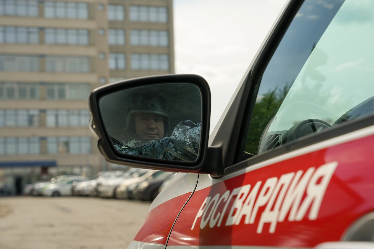 В Екатеринбурге сотрудники Росгвардии задержали мужчину с ножом, прогуливавшегося у школы