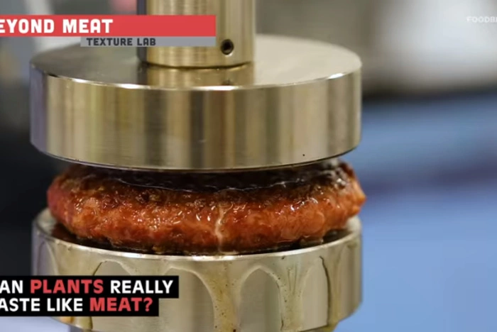 McDonald’s начнет производить искусственное мясо для бургеров