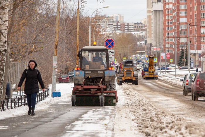 Город чистят от снега: куда лучше не ставить завтра машины в Екатеринбурге