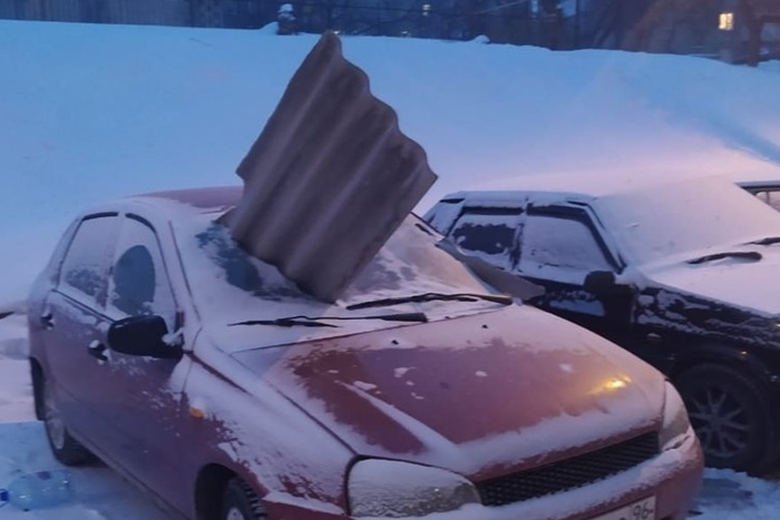 В Каменске-Уральском огромный кусок шифера упал на автомобиль