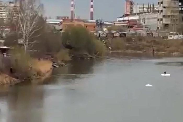 «Началась паника»: на Елизавете подростки плавали в карьере на пенопласте — видео