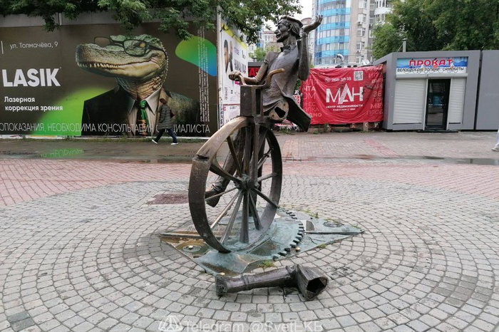 У скульптуры-велосипедиста на Вайнера отпала нога