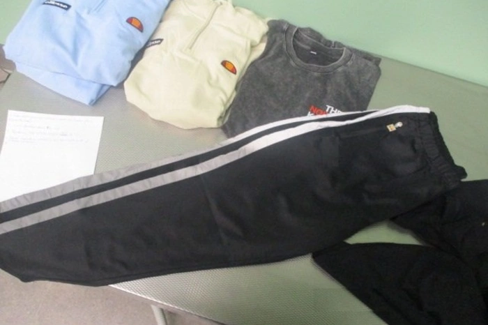 Таможенники в Екатеринбурге не дали пассажиру ввезти одежду