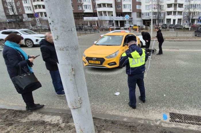 В центре Екатеринбурга парень на электросамокате влетел в машину такси