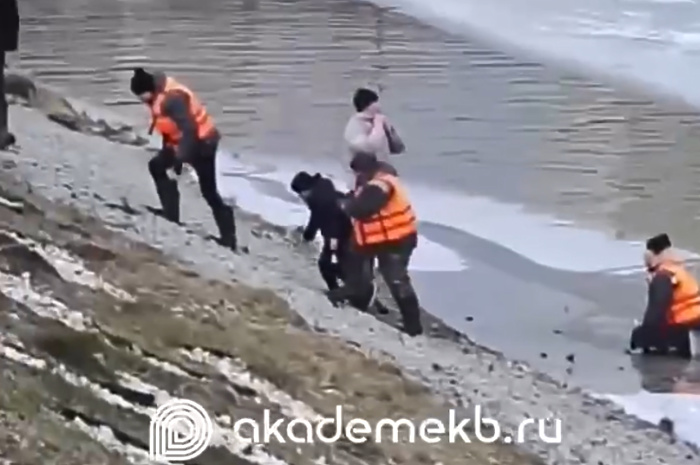 В Академическом школьник провалился под лёд