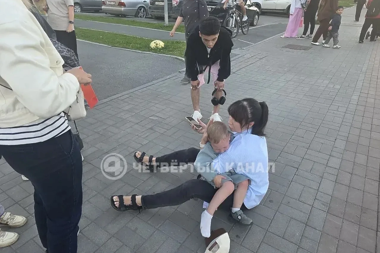 В Екатеринбурге самокатчик сбил трехлетнего ребенка, а после придавил