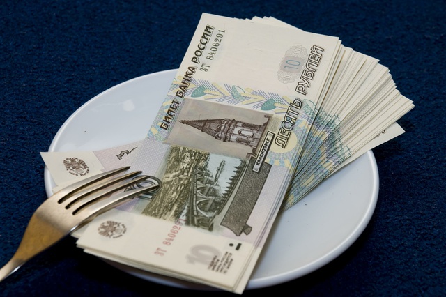 Средняя зарплата федеральных чиновников превысила 100 тыс. рублей