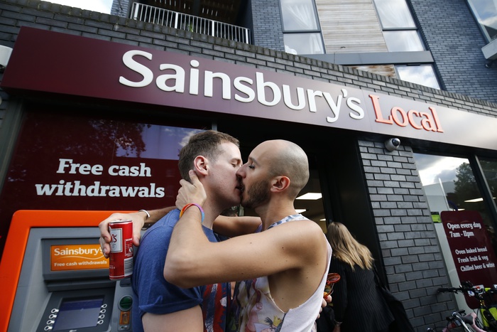 Сотни представителей ЛГБТ-сообщества устроили «день гей-поцелуев» в супермаркете