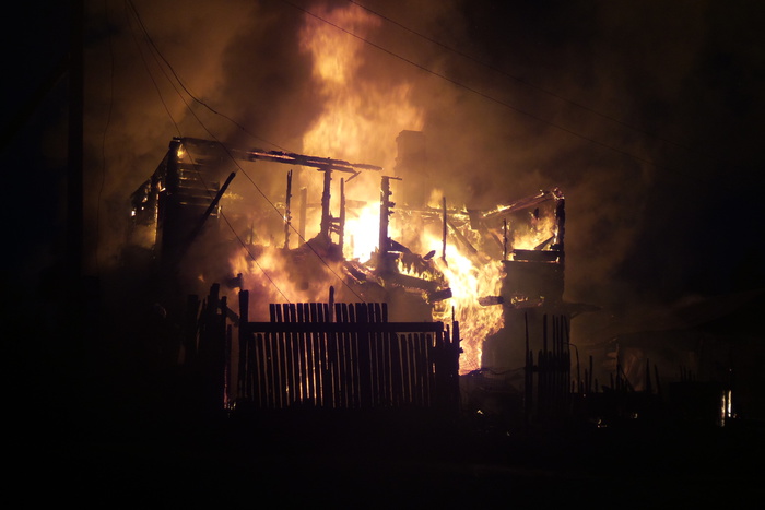 Из-за пожара в Цыганском посёлке заволокло дымом улицу Викулова