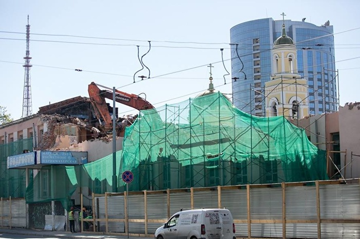 «Бодрости» больше нет: в Екатеринбурге сносят легендарную общественную баню