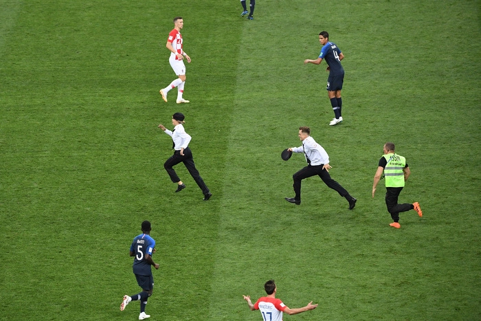 Участники Pussy Riot оштрафованы на 1,5 тыс. за незаконное ношение формы МВД