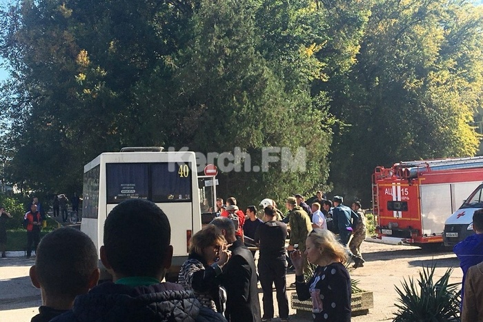 Очевидцы рассказали о выстрелах до взрыва в колледже в Керчи