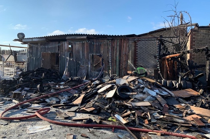 На Урале при пожаре в частном доме погибли четыре человека, в том числе ребенок