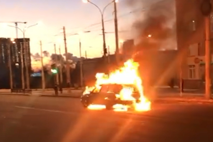 Мужчине, который сжег Subaru своей подруги посреди улицы в Екатеринбурге, грозит до 5 лет колонии