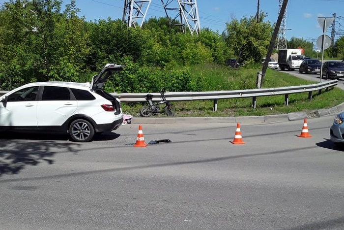 В Екатеринбурге 71-летний велосипедист врезался в легковушку