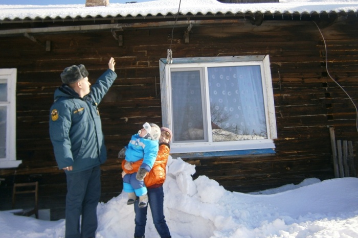 На Урале пожарный спас малыша от снежной лавины