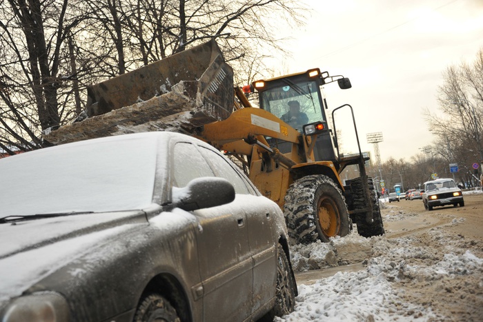 «Что за жесть?!». Екатеринбуржцы в ужасе от плохой уборки снега на улицах