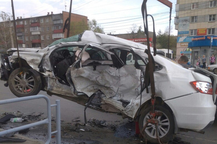 Виновник страшного ДТП после аварии оплакивал свою BMW. «Жалко, машину разбил»