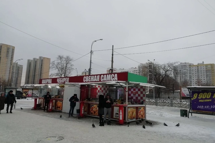 Киоск на автовокзале, где готовят самсу среди тараканов, вновь открыли