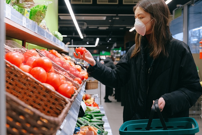 Мантуров выступил против искусственного сдерживания цен на продукты
