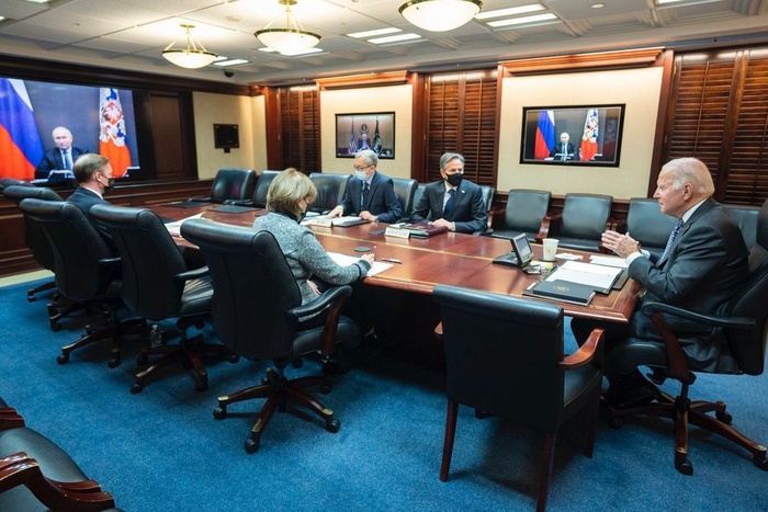 На переговорах с Путиным «тет-а-тет» рядом с Байденом «обнаружили» полный зал советников
