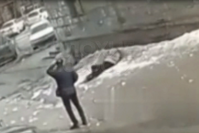На Урале женщина погибла из-за упавшей на неё глыбы льда — видео