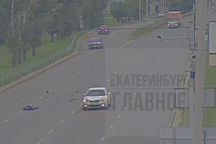 На перекрёстке Бебеля — Таватуйская легковушка снесла мужчину, пытавшегося перебежать дорогу — видео