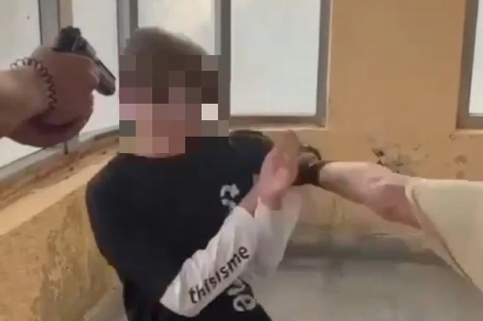 Дело подростков, которые с пистолетом набросились на сверстника, дошло до Бастрыкина