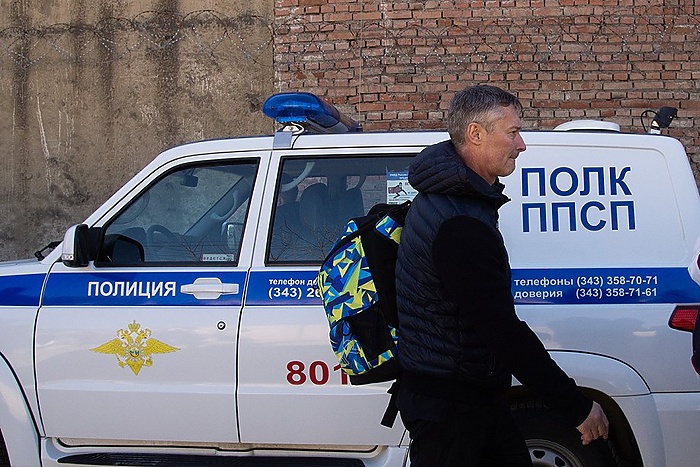 Ройзман* внезапно пришел в суд над бывшим милиционером, обвиняемым в убийствах