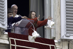 В Ватикане голубей мира заклевали на глазах у верующих