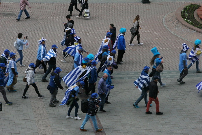 Уругвайские болельщики устроили веселый марш по улицам Екатеринбурга