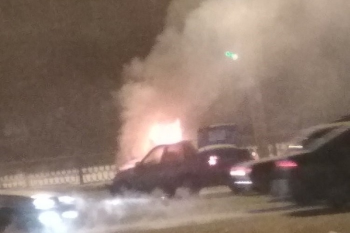 Сегодня утром на перекрестке Пехотинцев-Бебеля горел автомобиль